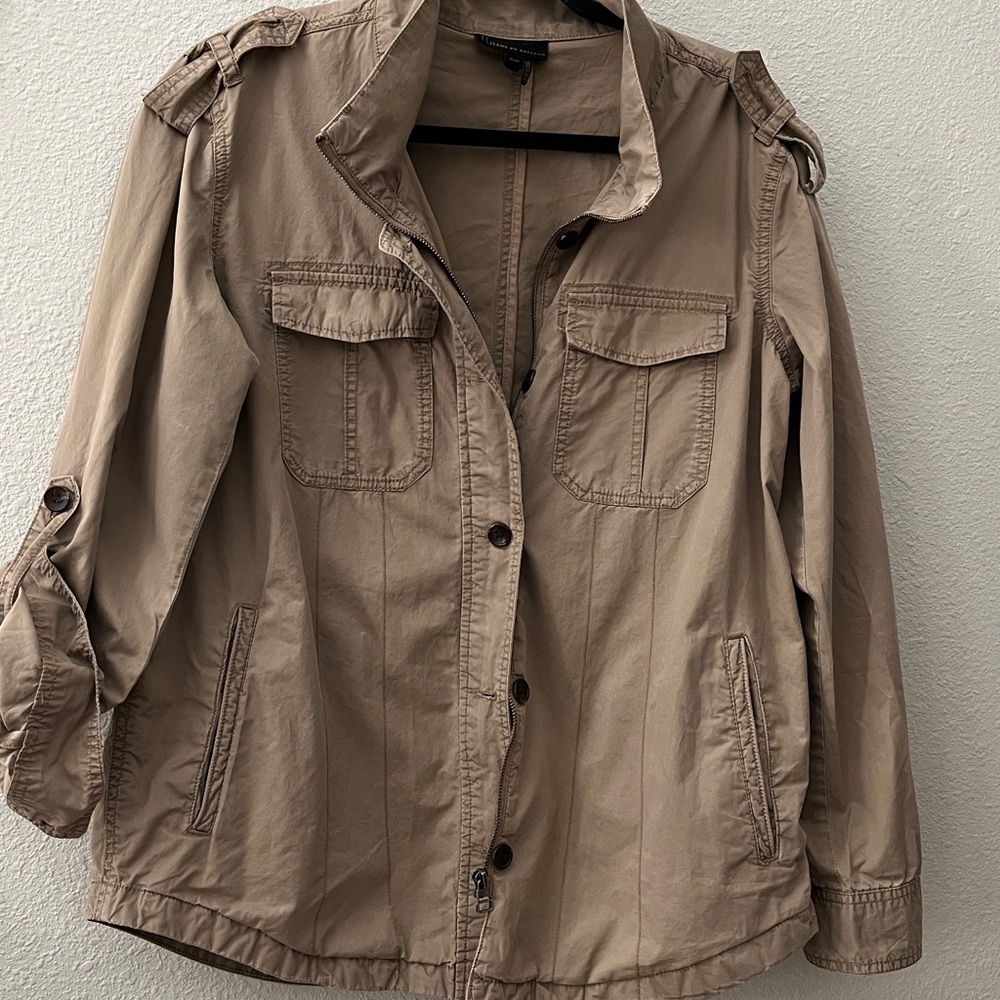 Utility Cargo Jacket in Taupe
Long sleeves, Front Zip & Button up.
Women’s
SZ XL